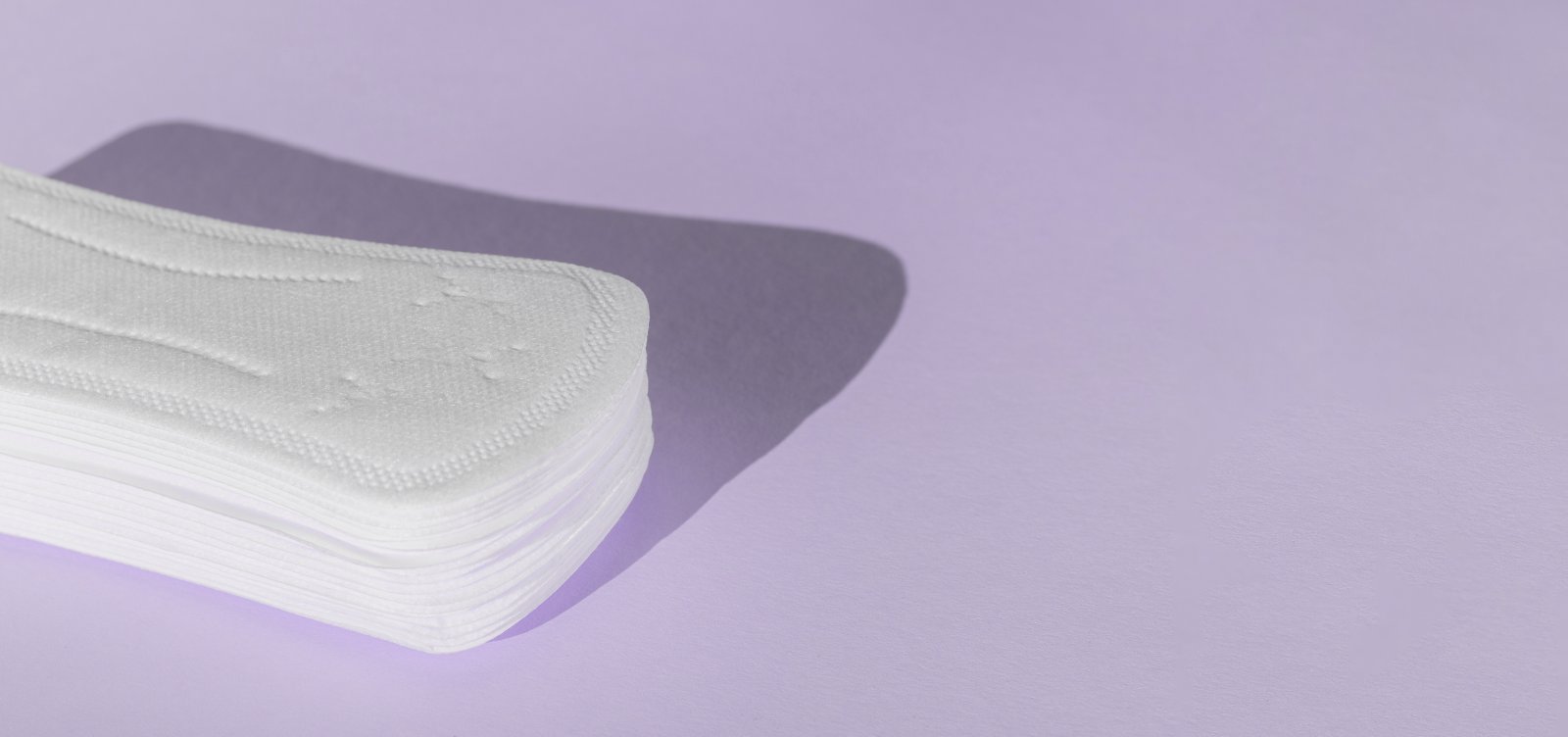 Lei garante absorventes gratuitos; veja como obter a autorização na unidade de saúde