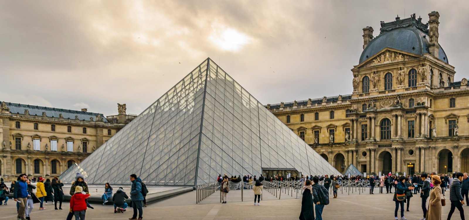 Suspeitos de roubo de joias do Louvre admitem parcialmente envolvimento, diz promotoria francesa