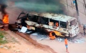 Em protesto, populares incendeiam dois ônibus em Simões Filho