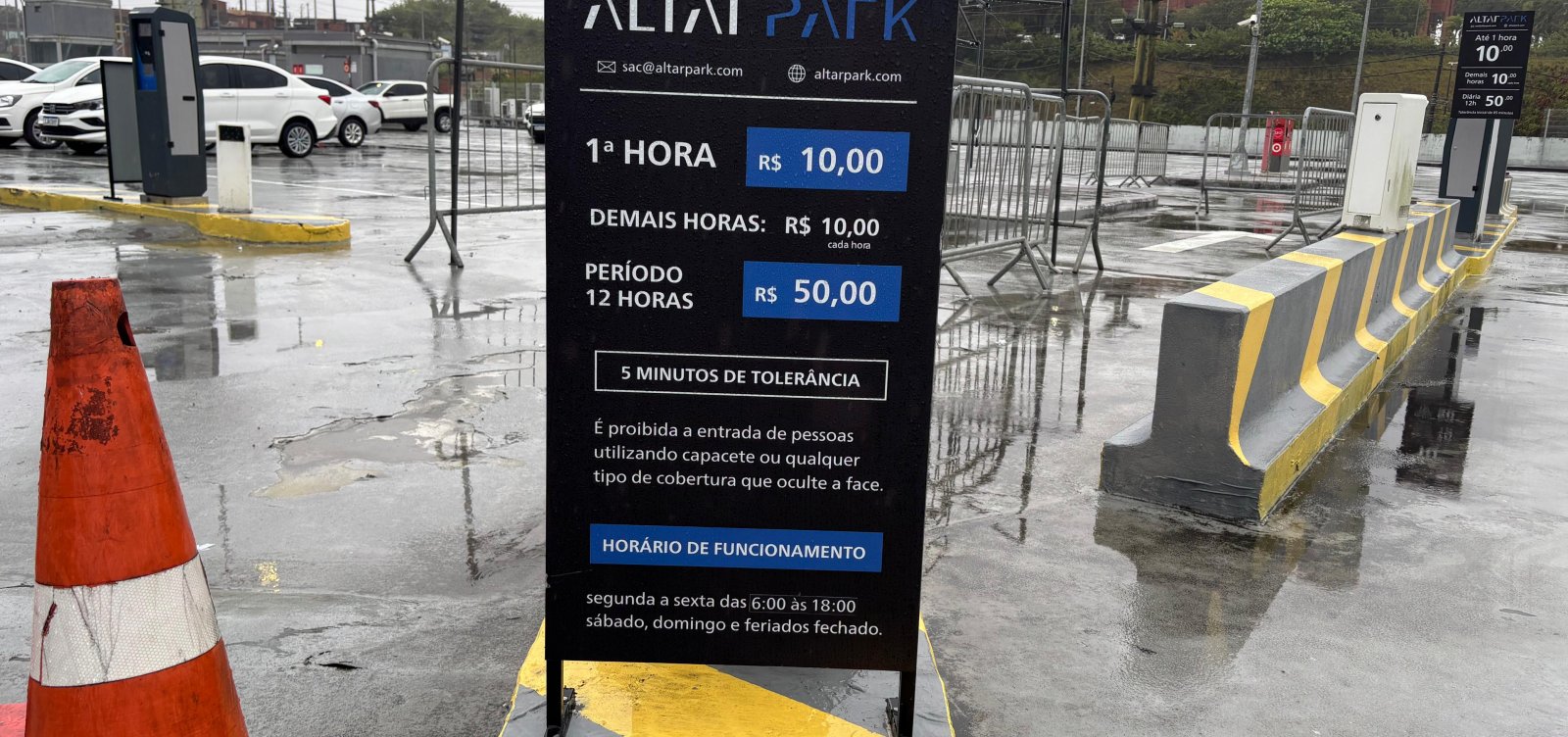 De olho nos lucros, estacionamentos de Salvador criam regras próprias para limitar tolerância