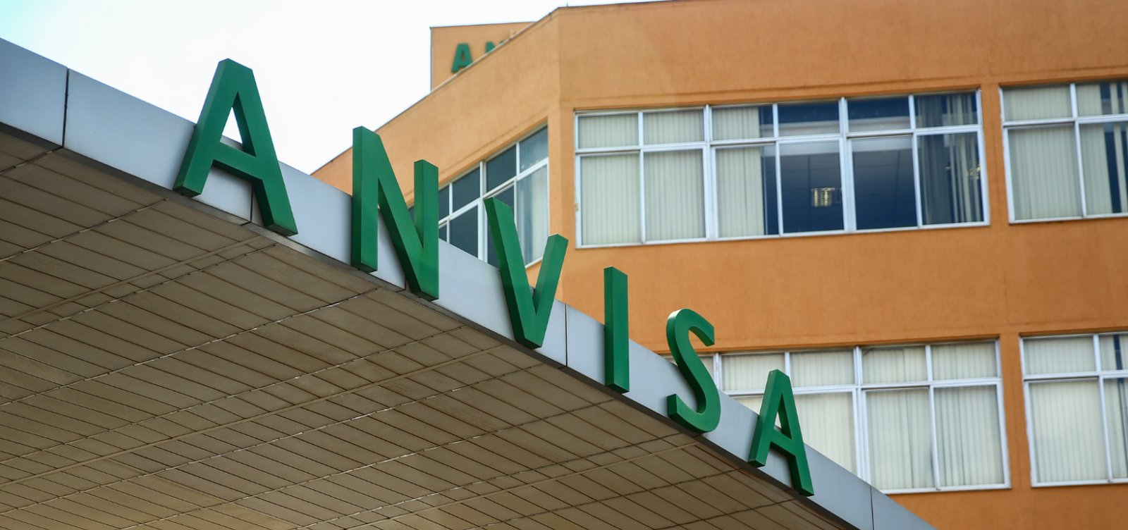 Anvisa proíbe uso de duas substâncias em esmaltes e produtos para unhas em gel