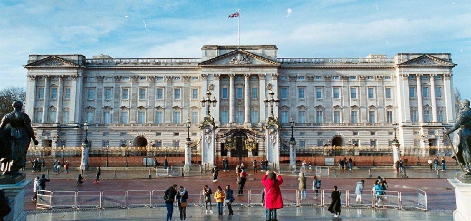 Príncipe Andrew vai perder títulos reais e deixar residência oficial