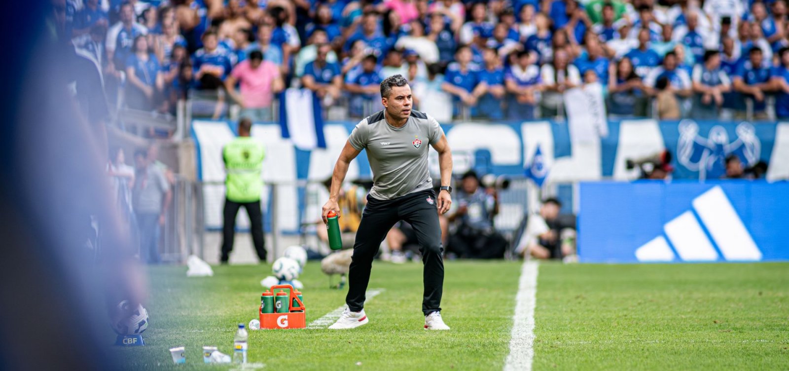 Jair Ventura lamenta desfalques e critica falta de eficiência do Vitória