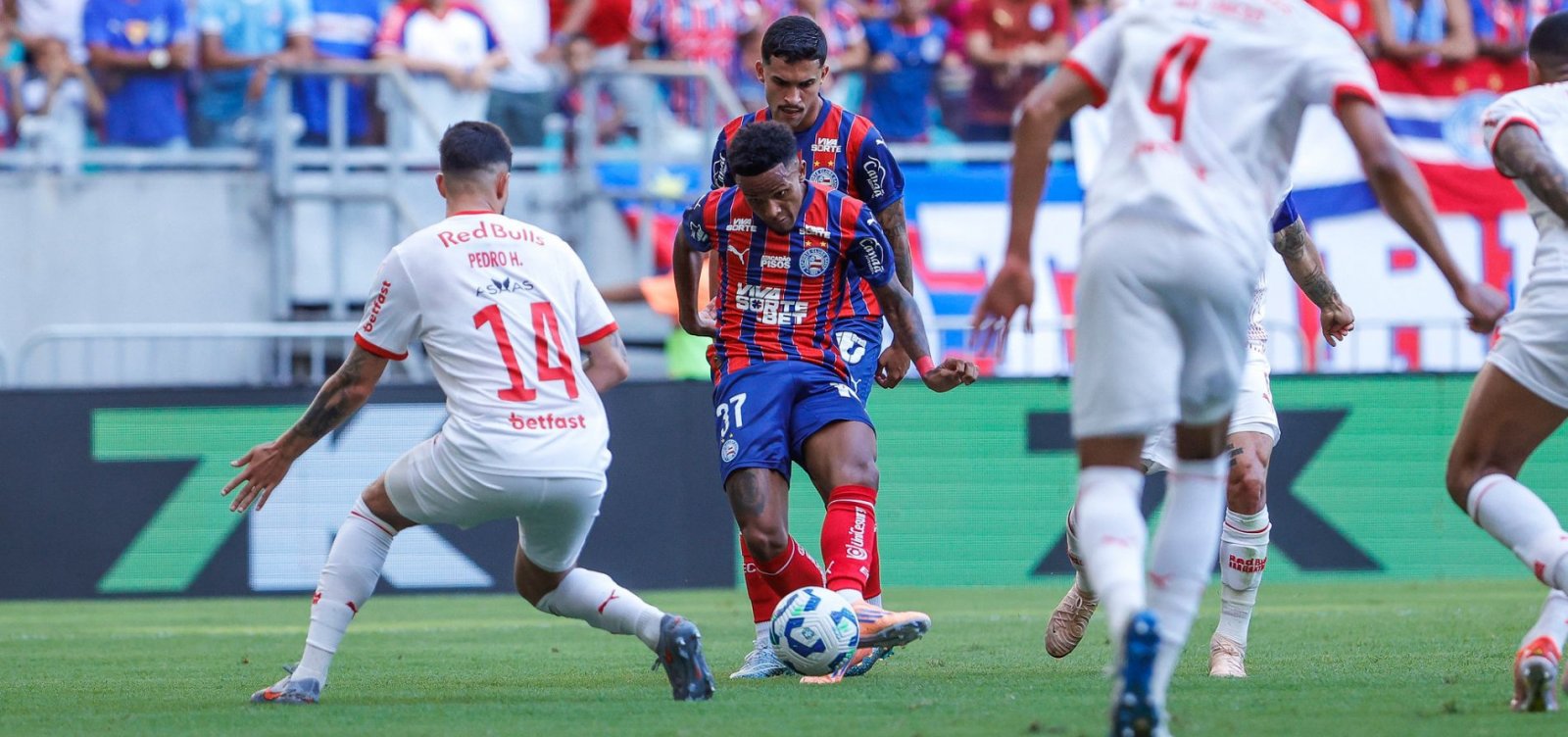 Bahia sai atrás no placar, reage e vence o Bragantino de virada na Fonte Nova