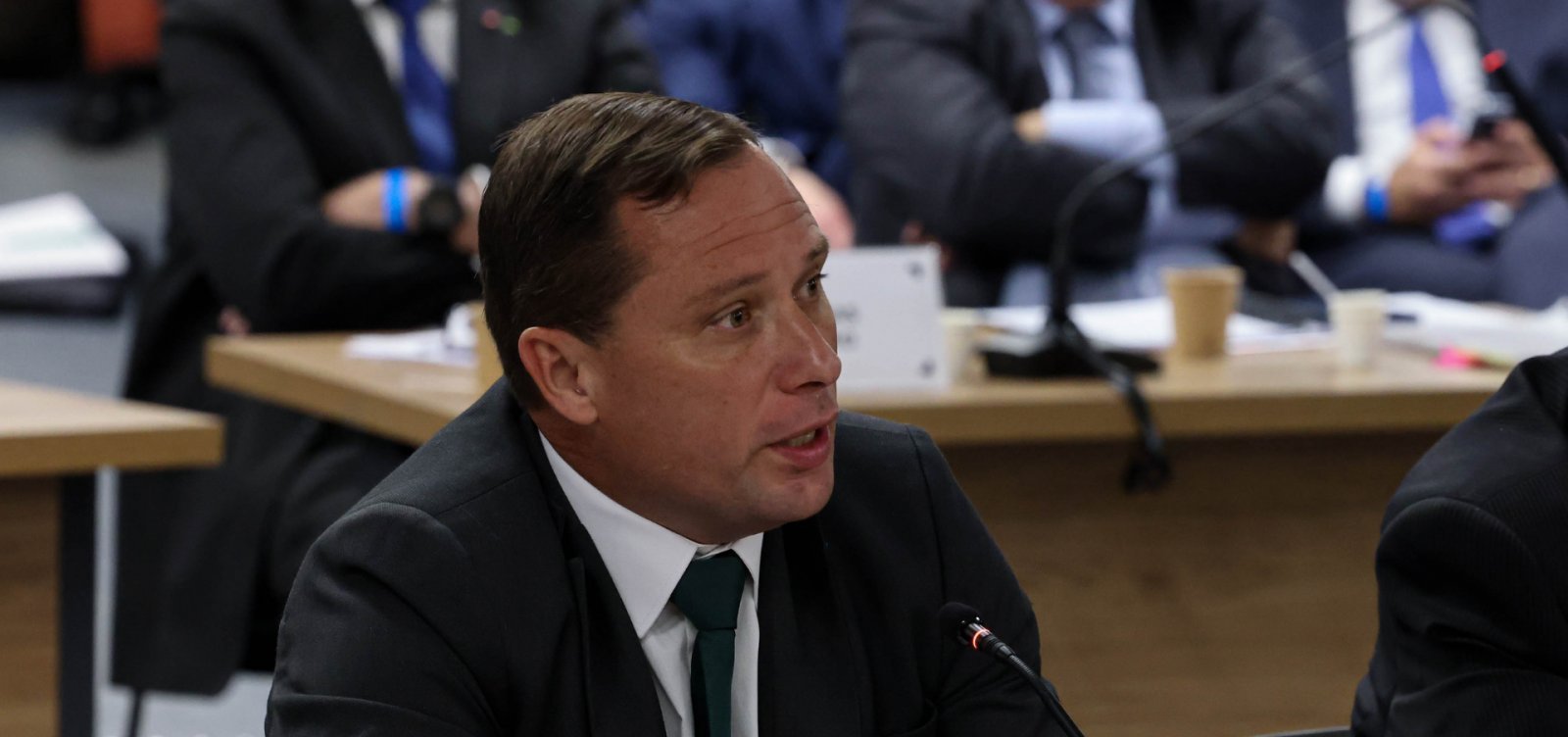 Mauro Cid tem tornozeleira eletrônica retirada após audiência no STF