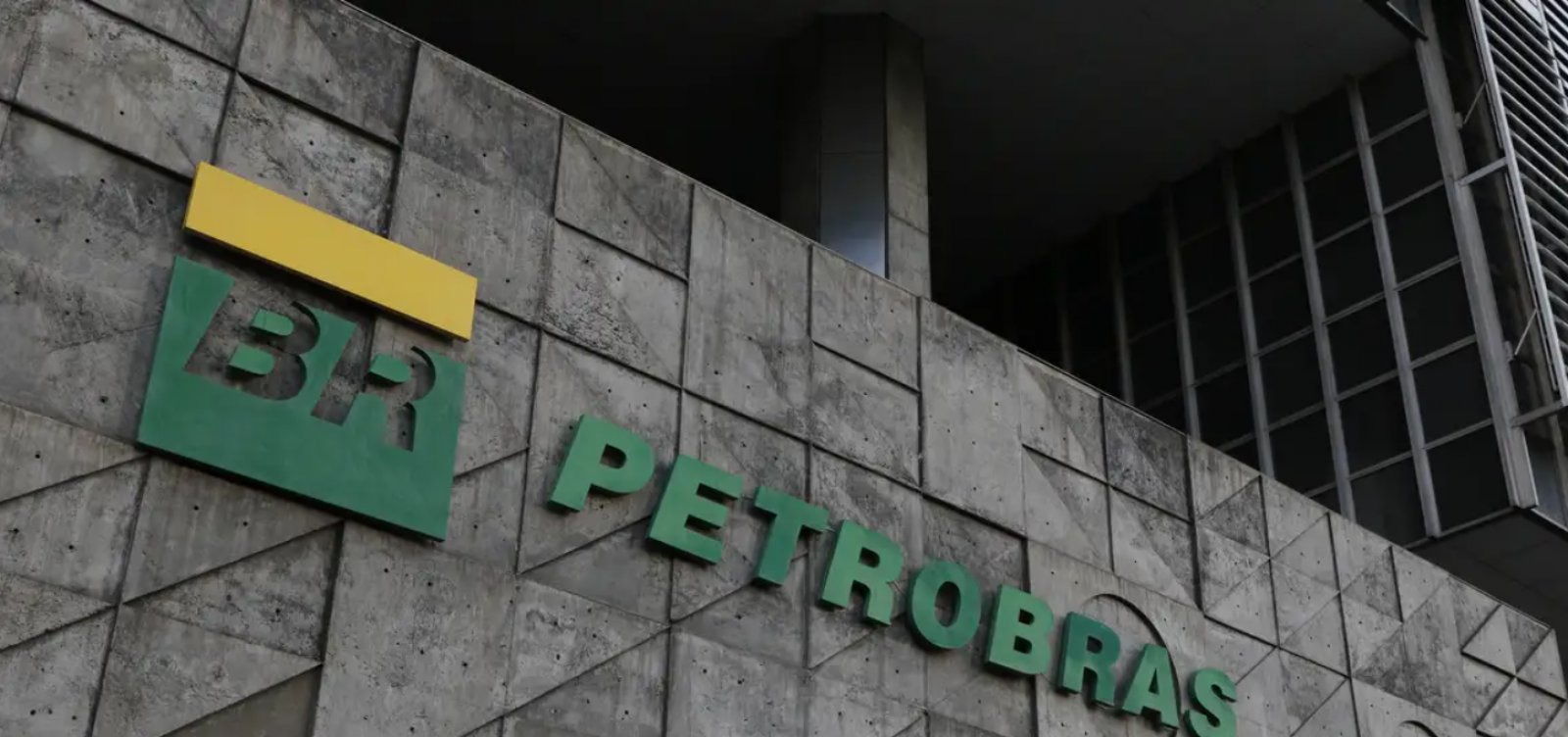 Petrobras lança novo plano de demissão voluntária para aposentados