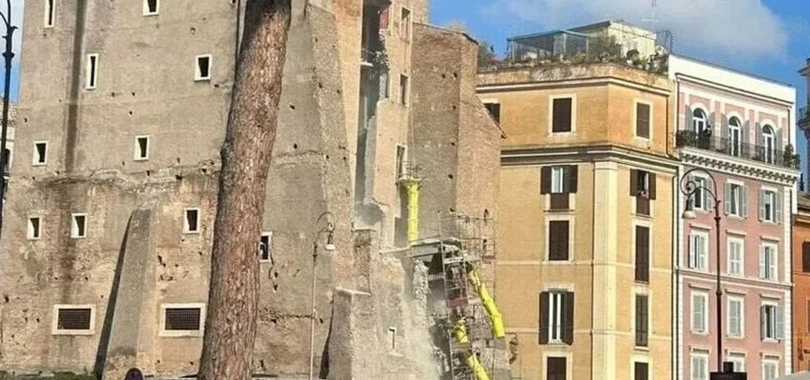 Torre del Conti desaba parcialmente em Roma e deixa bombeiro gravemente ferido