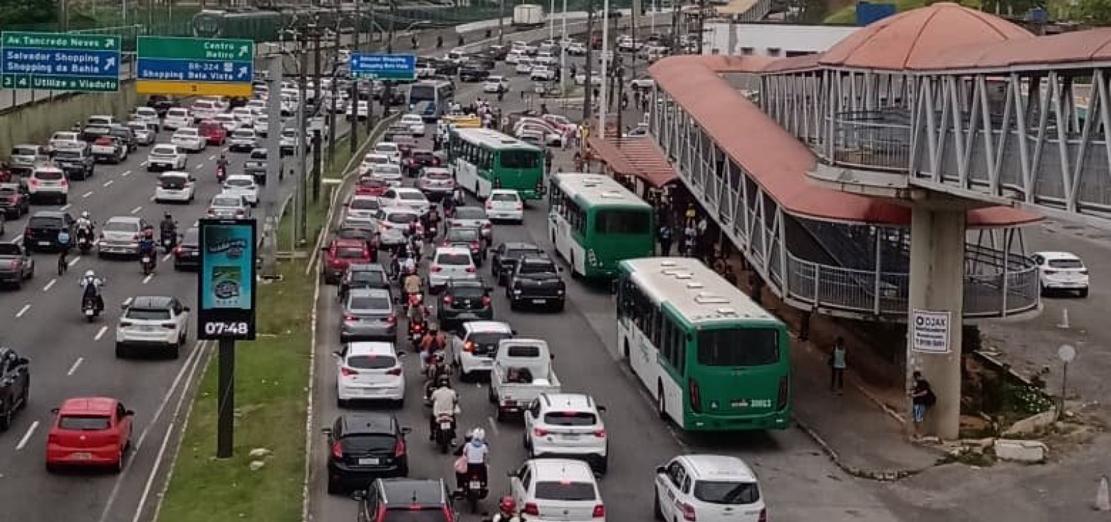 Ex-funcionários da CSN realizam protesto e travam trânsito em Salvador