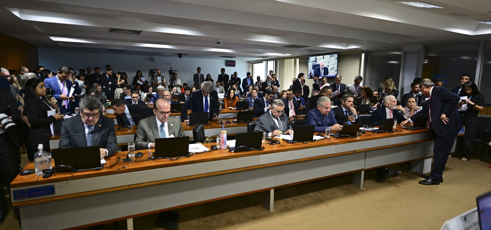 Comissão do Senado adia análise de isenção do IR de quem ganha até R$ 5 mil