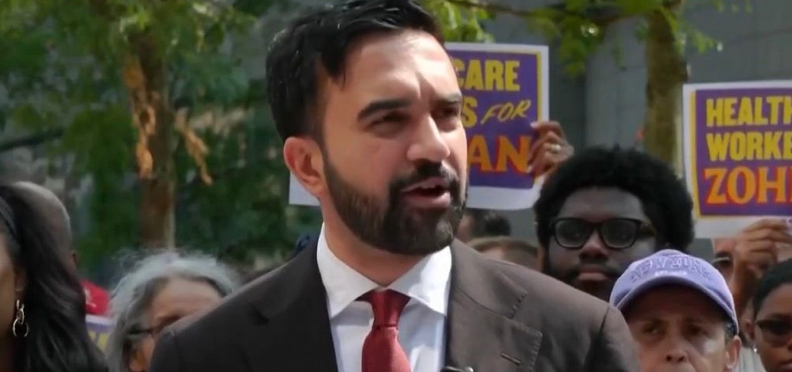 Nova York elege 1° prefeito muçulmano e impõe derrota histórica a Trump em sua cidade natal