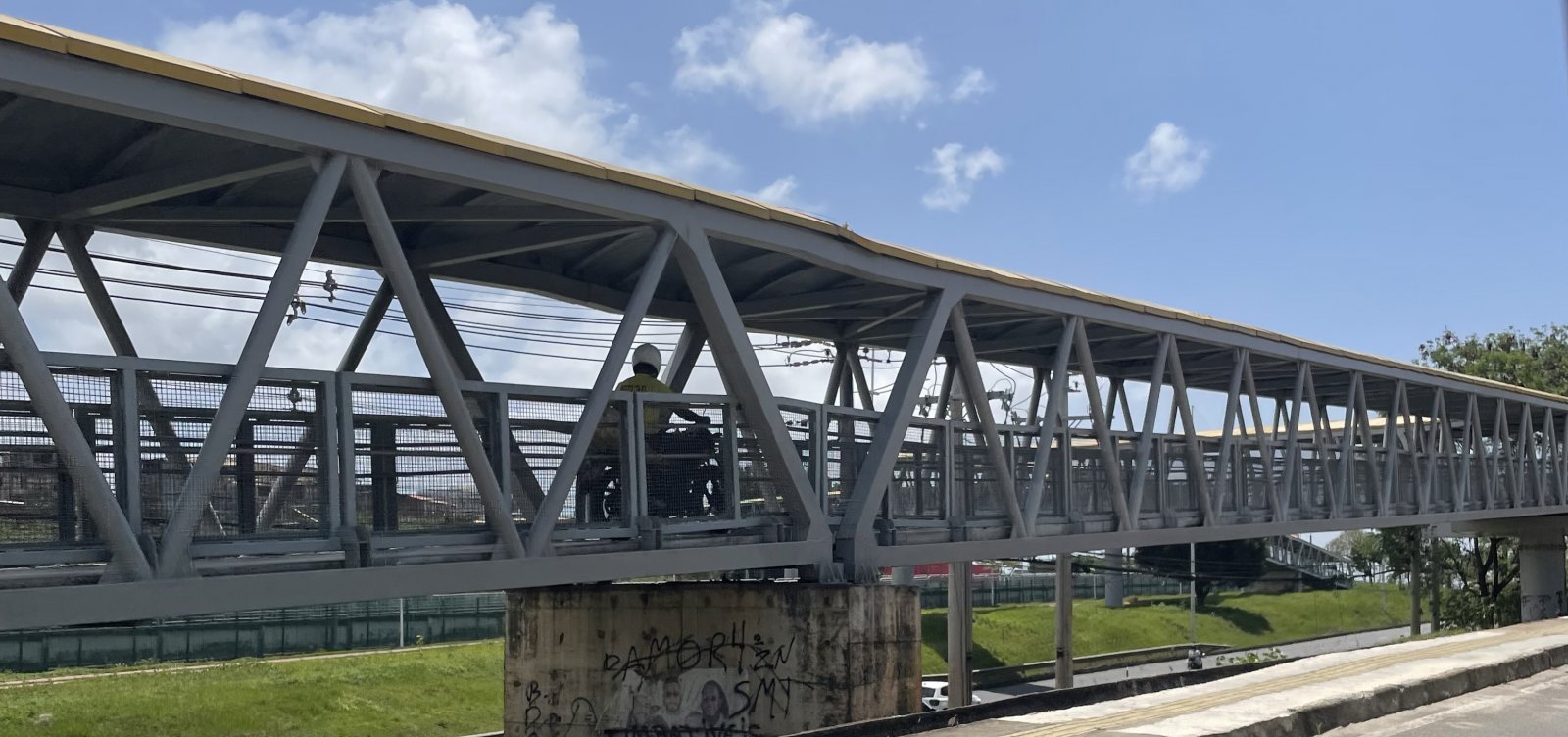 Passarelas se transformam em atalhos para motociclistas apressados