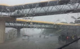 Chuva: parte de asfalto cede na Av. Bonocô e complica trânsito