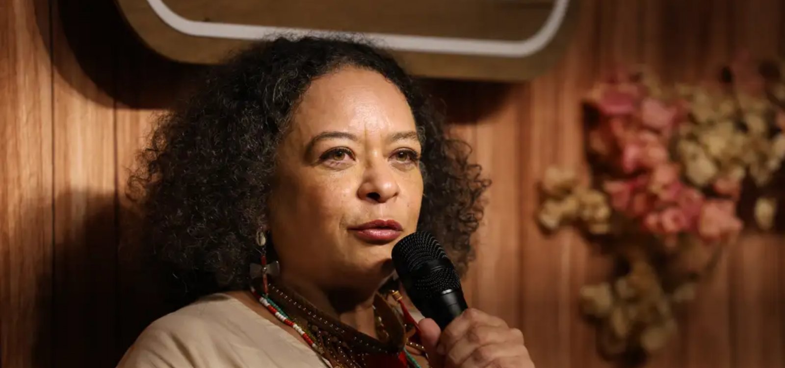 Ana Maria Gonçalves, primeira mulher negra a integrar a ABL, toma posse na cadeira 33 nesta sexta-feira