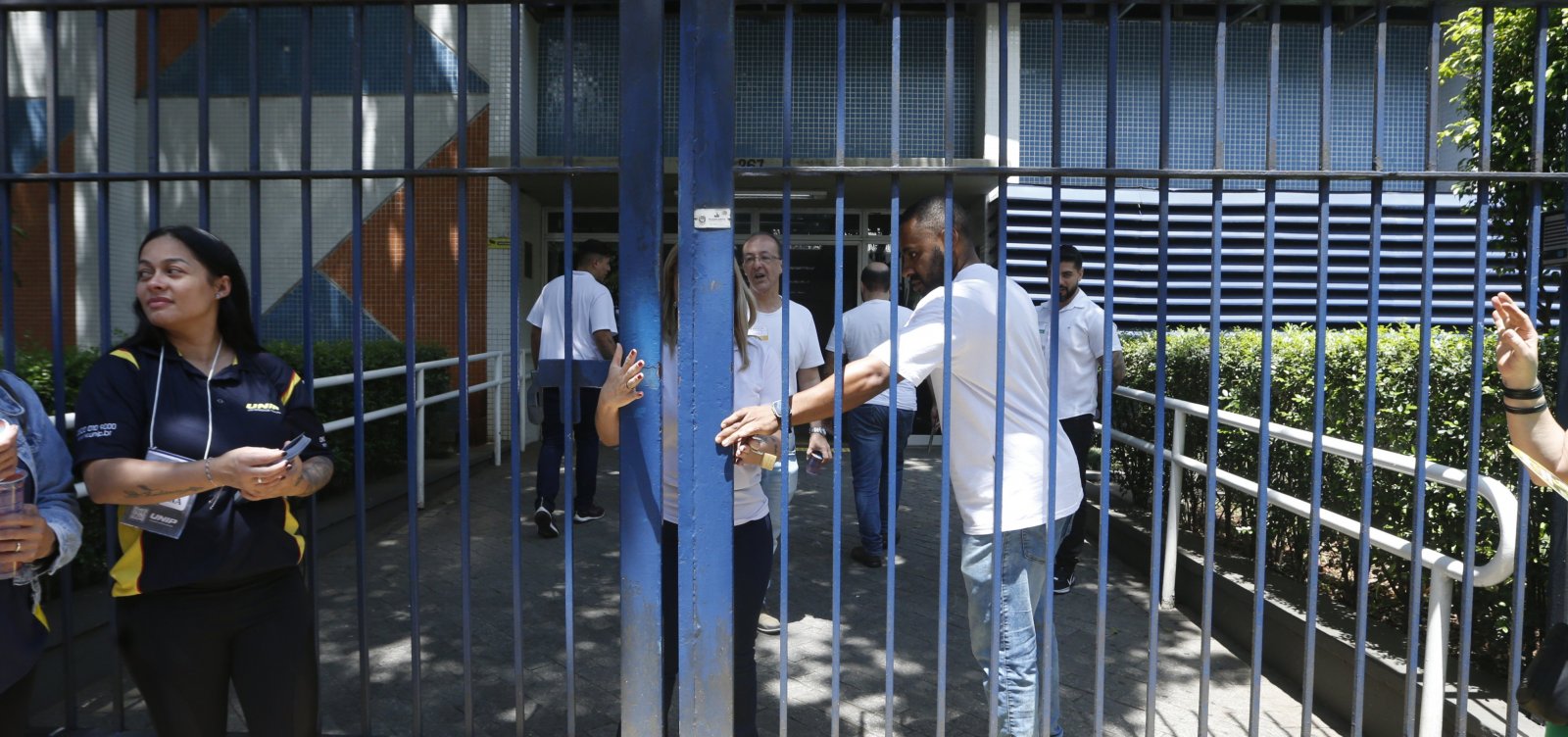 Portões do Enem 2025 são fechados em todo Brasil no primeiro dia do exame