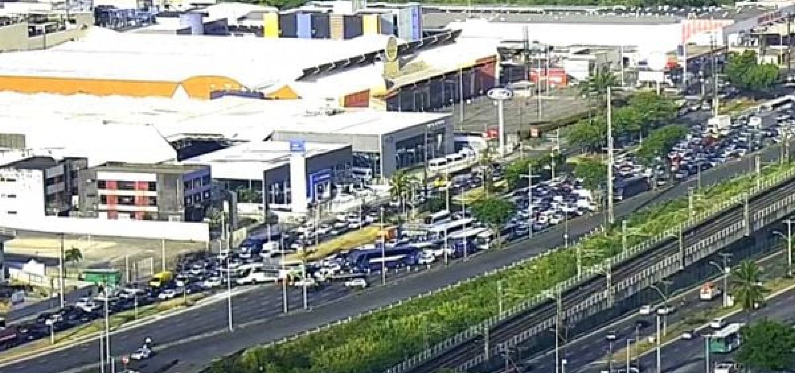 Atraso em obras de viaduto mantém faixas da Avenida ACM interditadas nesta segunda