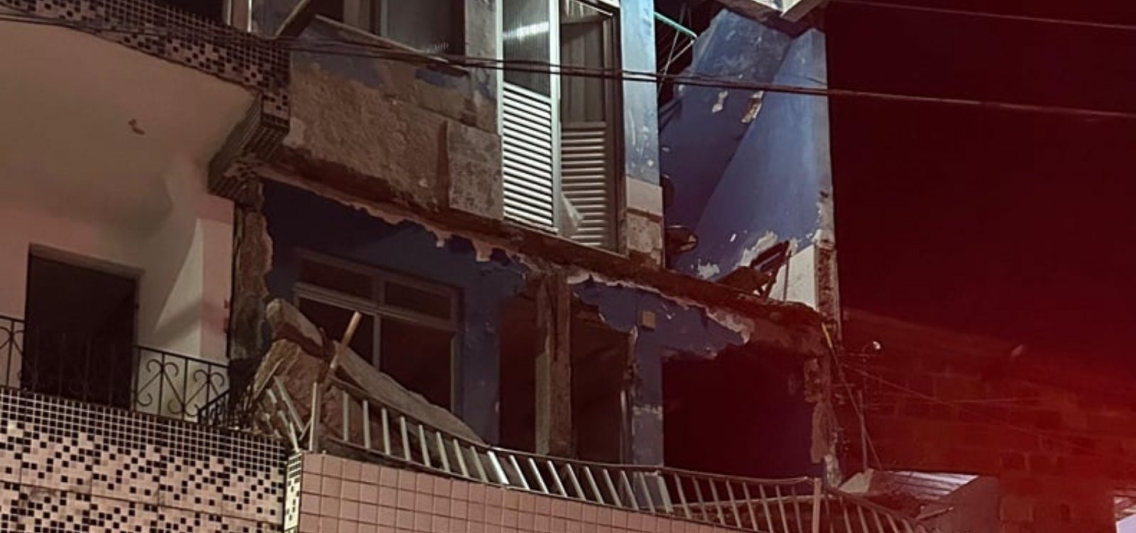 Sedur inicia demolição de imóvel que desabou e deixou três pessoas mortas em Salvador