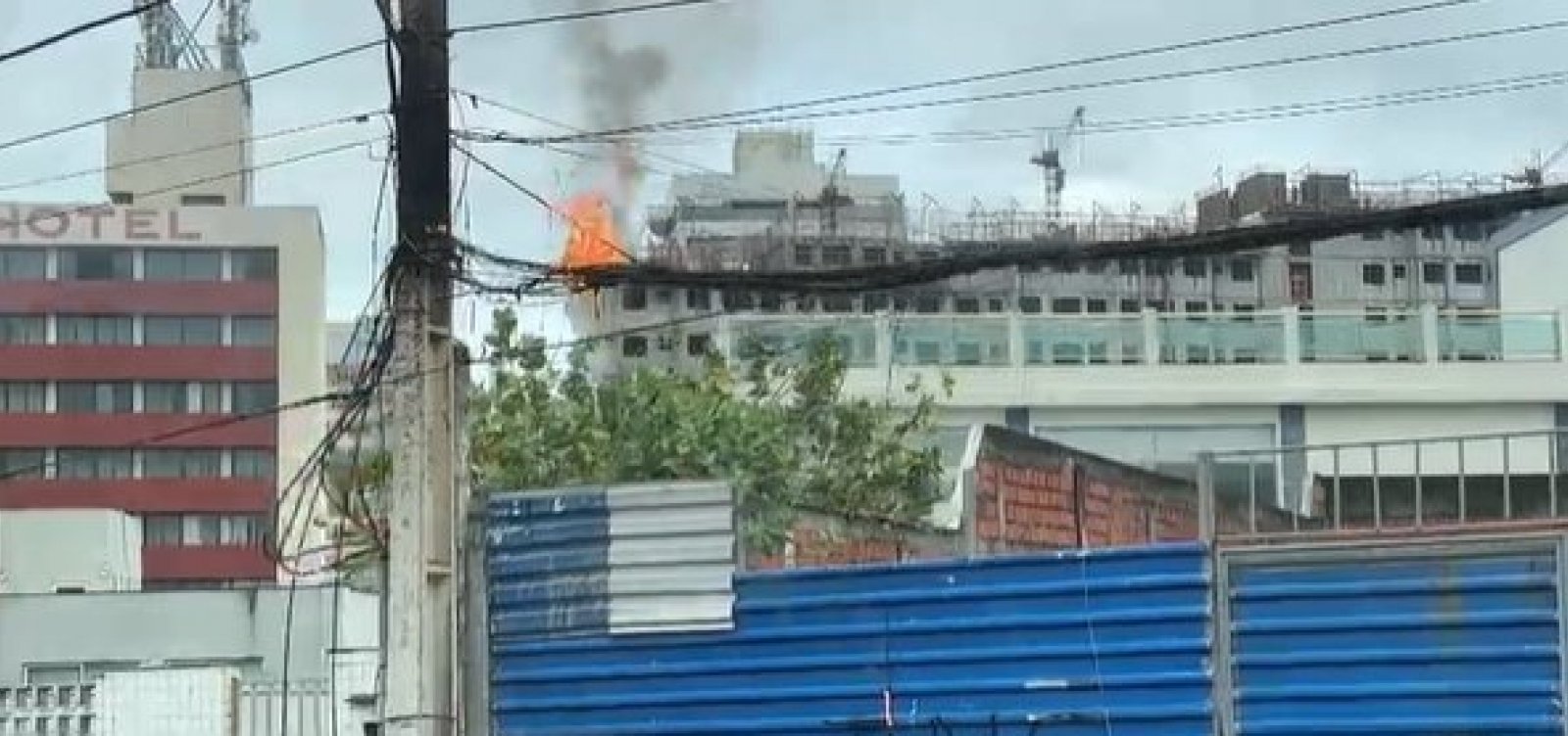 Fiação pega fogo no jardim Armação, em Salvador
