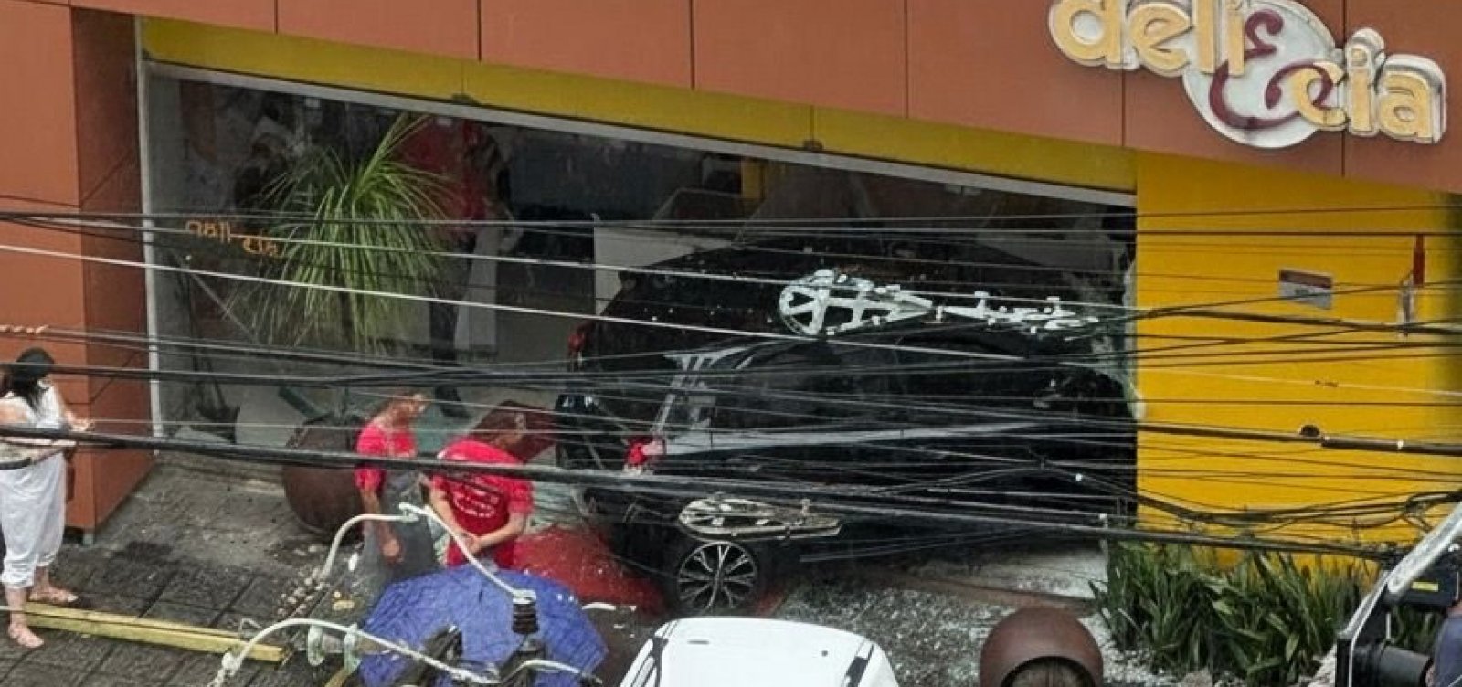 Carro invade padaria no bairro da Graça, em Salvador