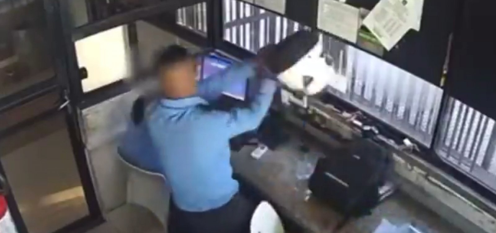 Mulher é agredida com capacete por colega de trabalho em Salvador