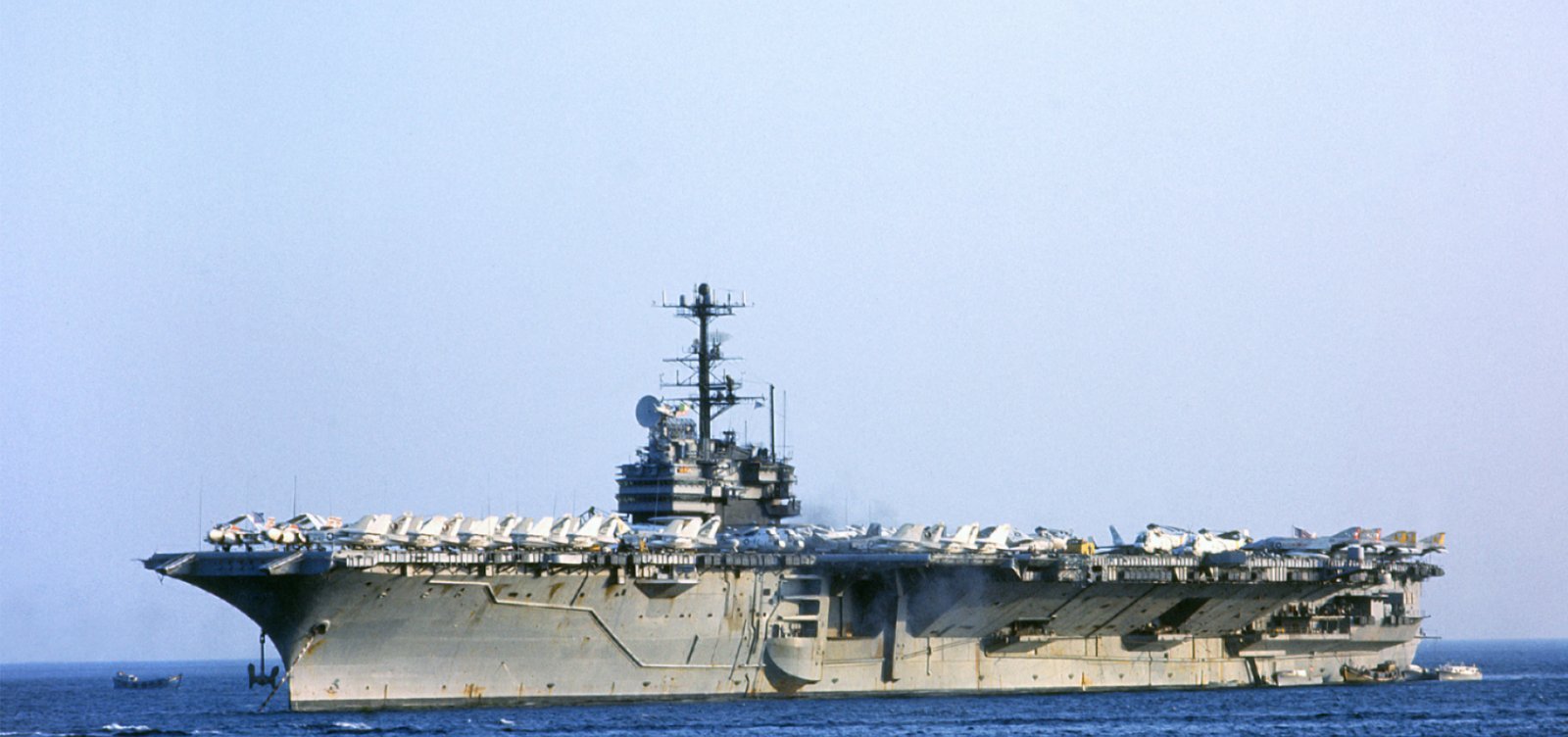 Maior porta-aviões do mundo chega à América Latina e amplia tensão entre EUA e Venezuela