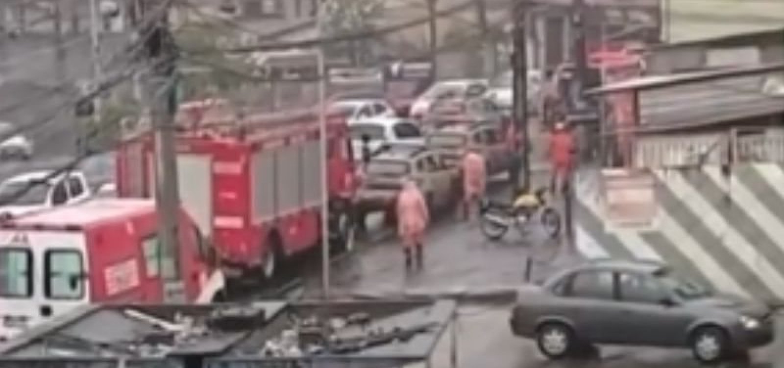 Duas pessoas são resgatadas após desabamento em Cajazeiras 2, em Salvador