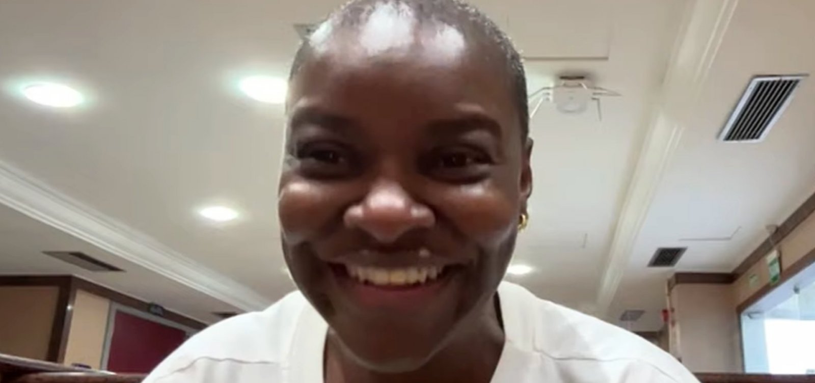 Atriz Olivia Araújo comenta espetáculo “Voar é o que me põe de pé” e destaca poder transformador da poesia no palco