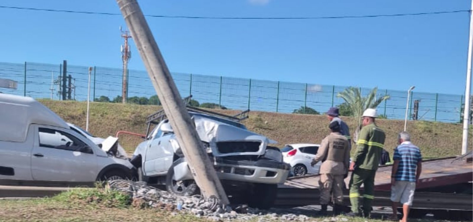 Acidente envolvendo dois carros na Av. Paralela deixa trânsito lento em Salvador