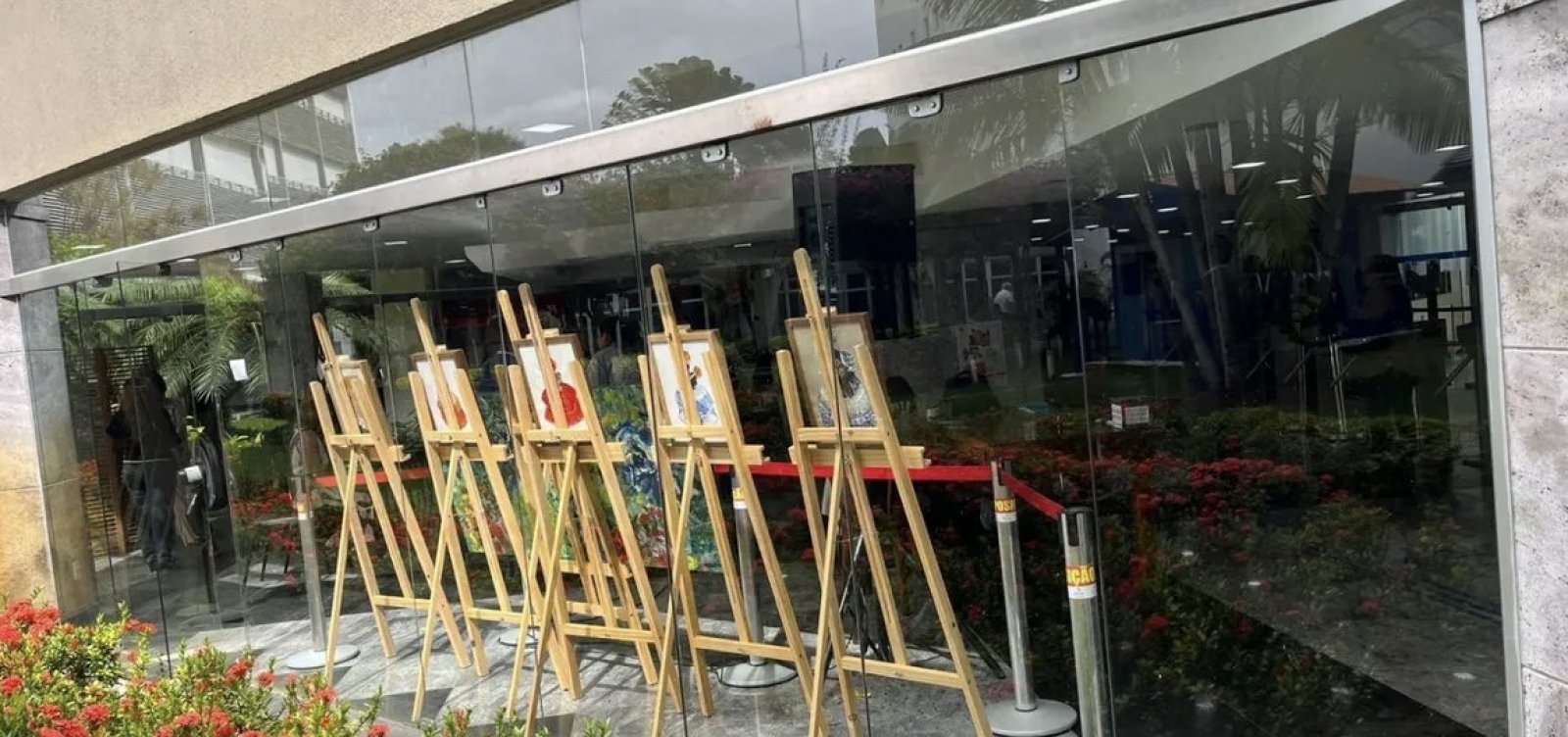 Telas com Orixás são viradas em evento gospel na Alba e associação aponta intolerância religiosa