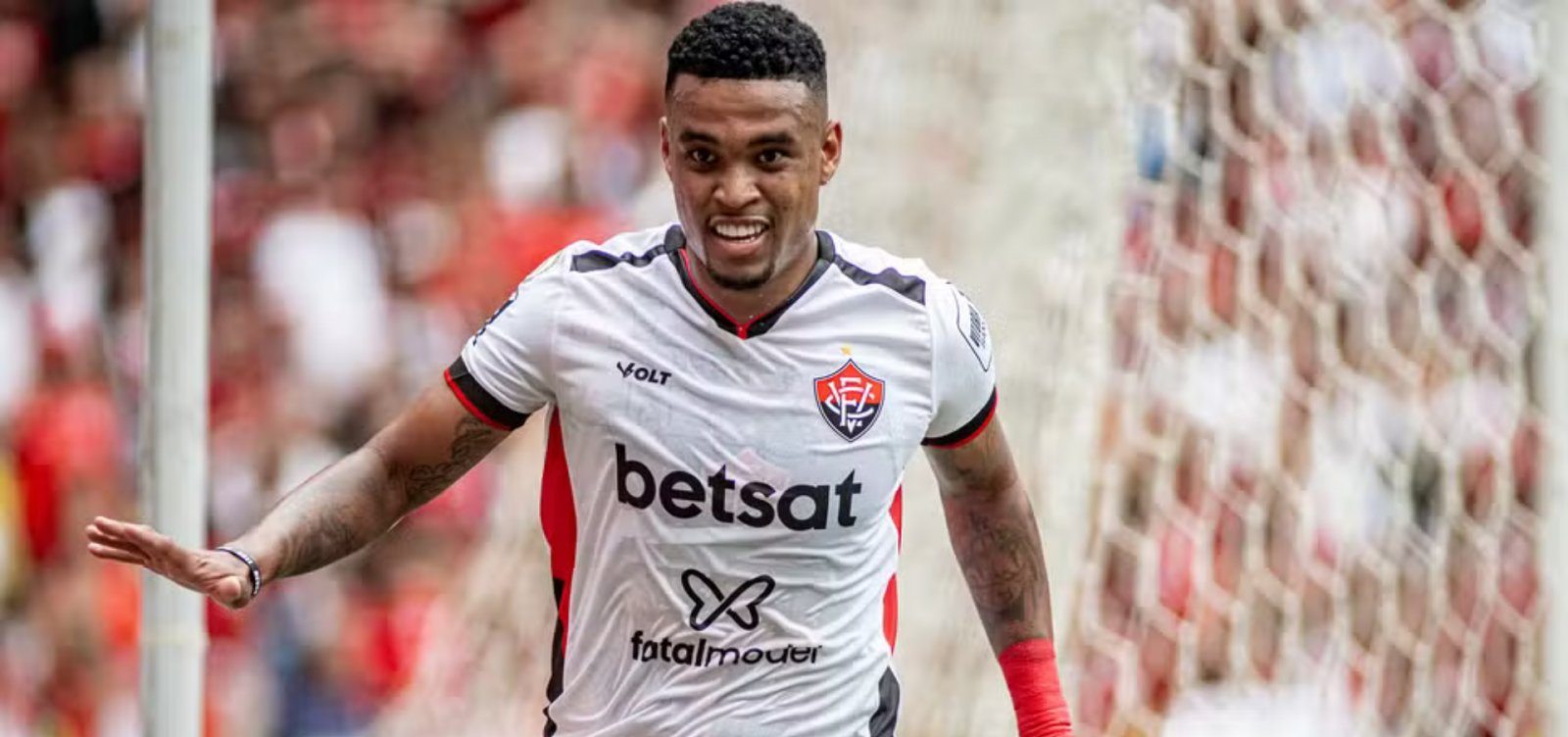 Alerrandro é indicado ao Prêmio Puskás por gol de bicicleta marcado pelo Vitória