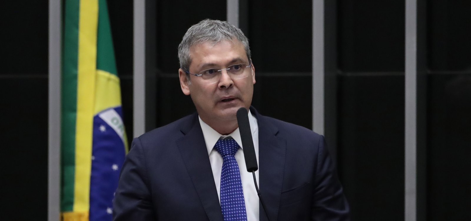 Lindbergh tenta alterar regras para antecipar cassação de Eduardo Bolsonaro