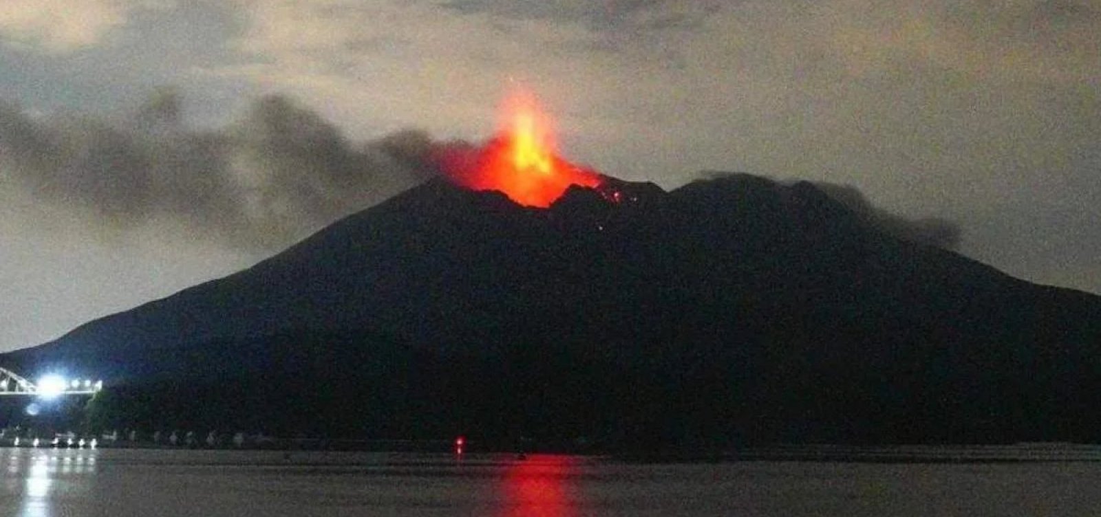 Vulcão Sakurajima entra em erupção no Japão