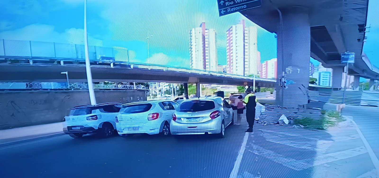 Acidente entre moto e carro causa lentidão na Bonocô, em Salvador