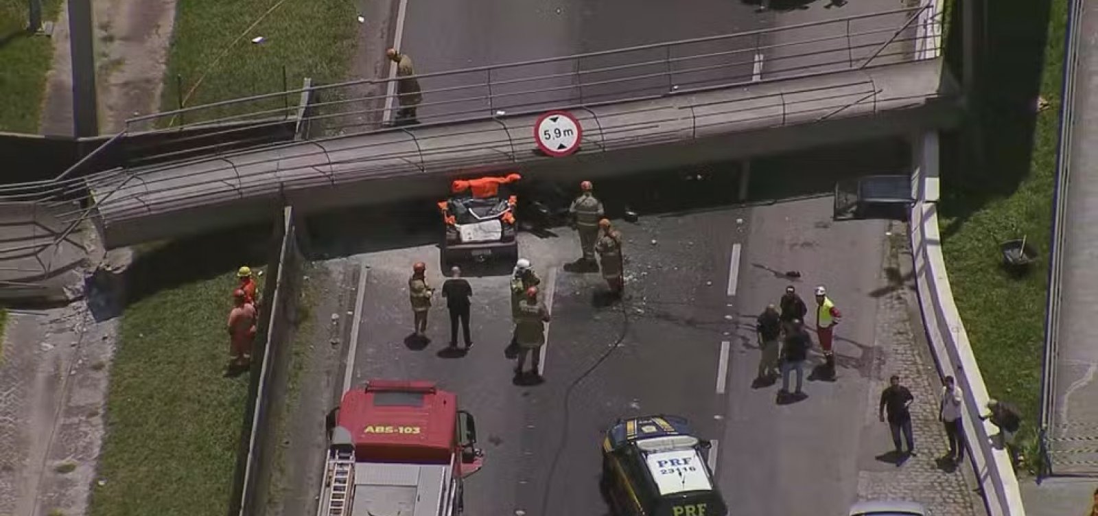 Caminhão derruba passarela na BR-116, no Rio de Janeiro