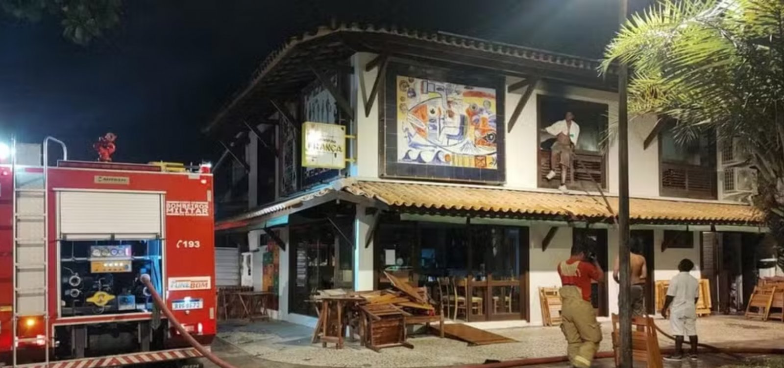 Incêndio em prédio acima do Boteco do França, em Praia do Forte, deixa uma criança morta