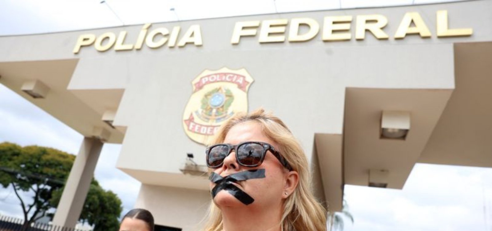 Manifestantes ocupam frente da sede da PF em Brasília após prisão de Bolsonaro