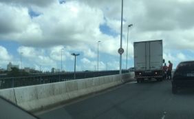 Veículo quebrado em viaduto causa lentidão no acesso à Av. Tancredo Neves