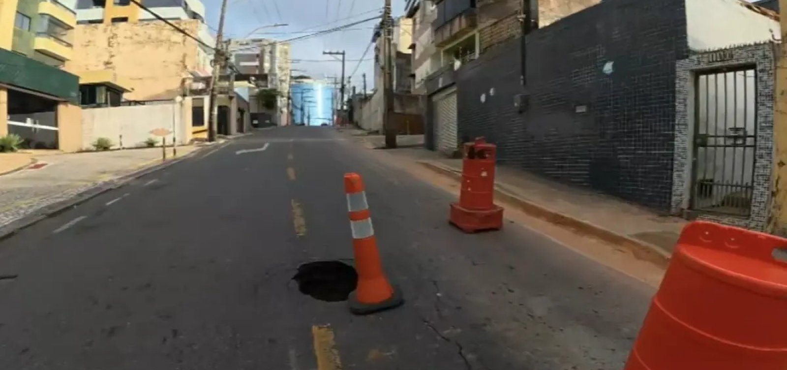 Buraco causa lentidão e desvio de ônibus na Avenida Cardeal da Silva