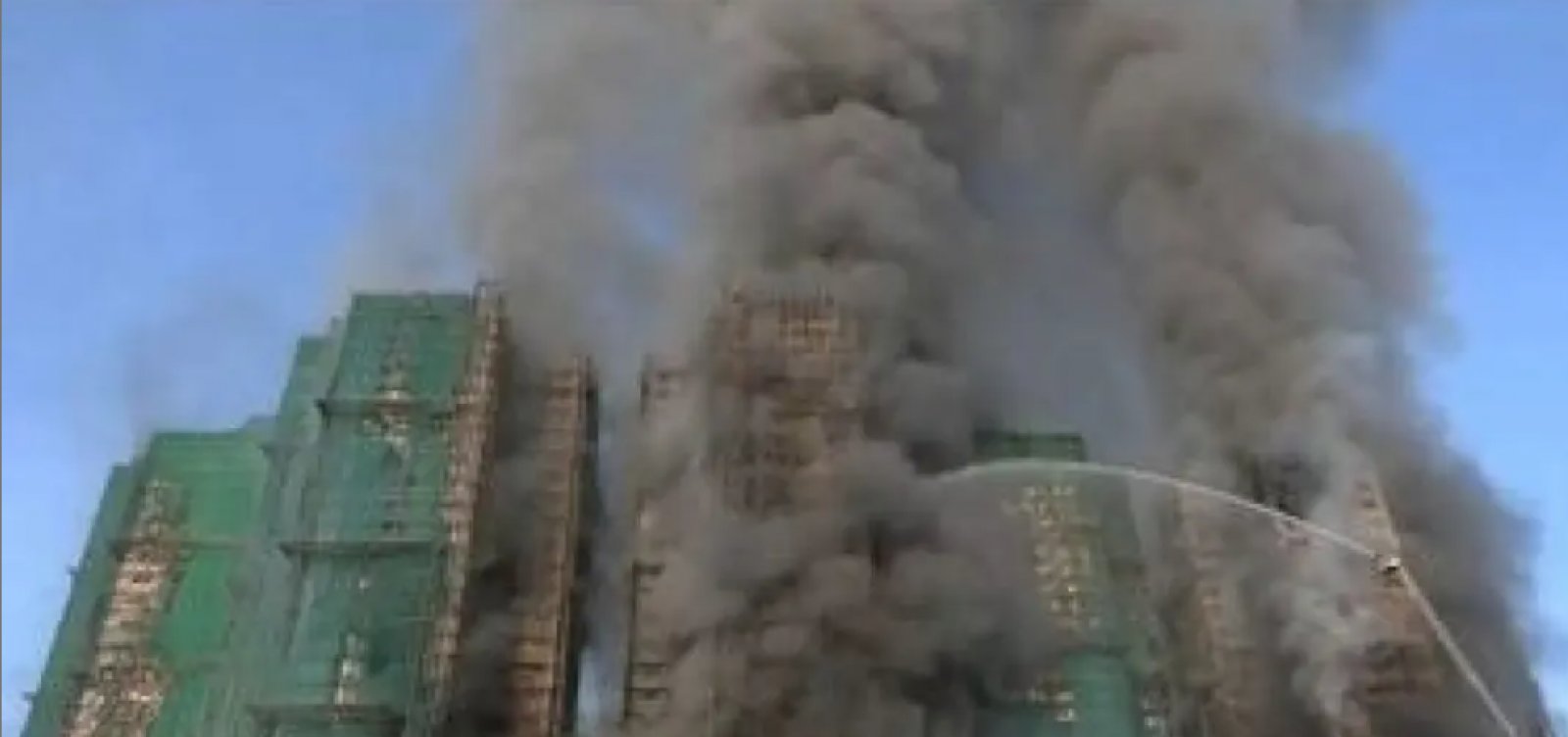 Incêndio atinge condomínio de arranha-céus em Hong Kong e mata 13 pessoas