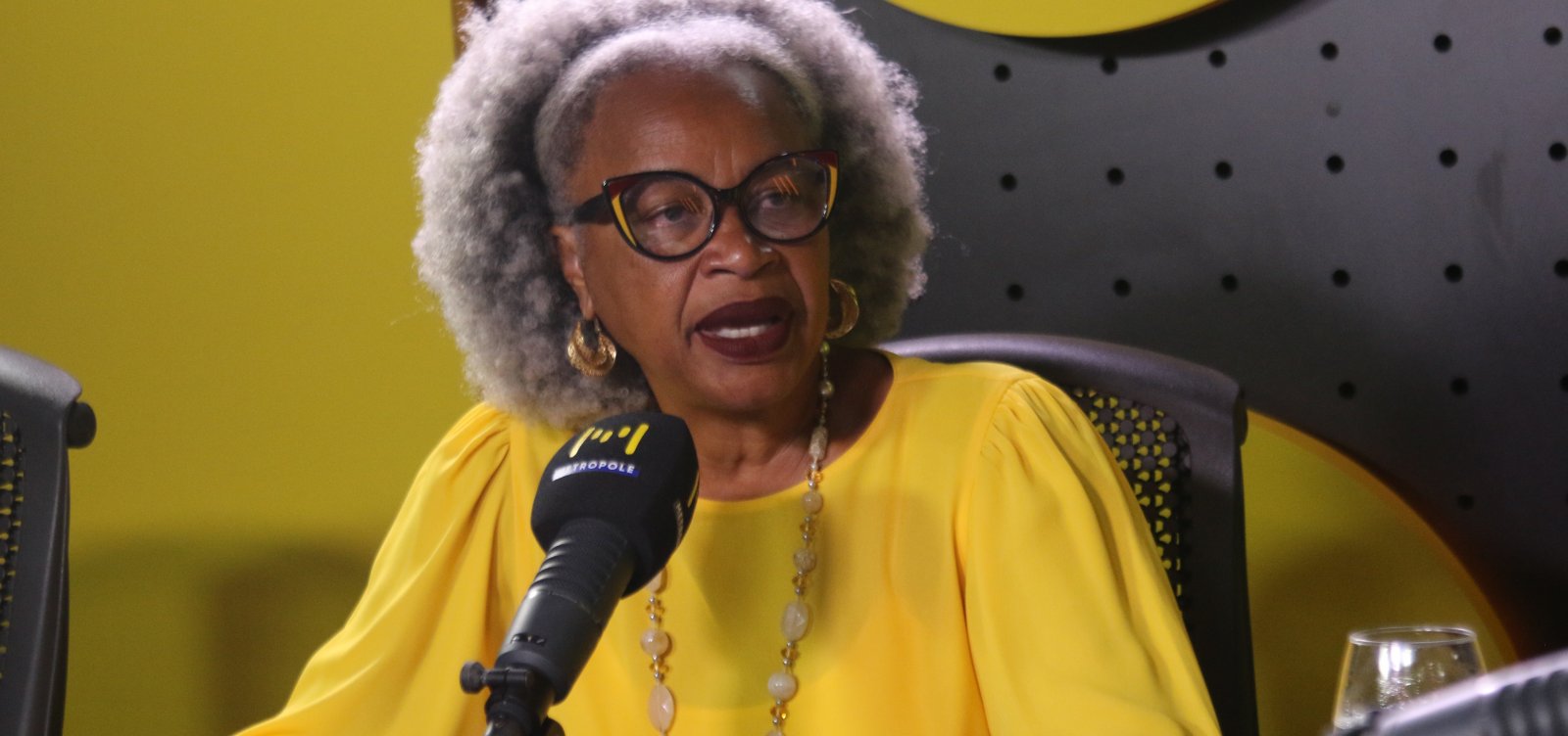 Olívia Santana critica precarização da política e modelo urbano de Salvador