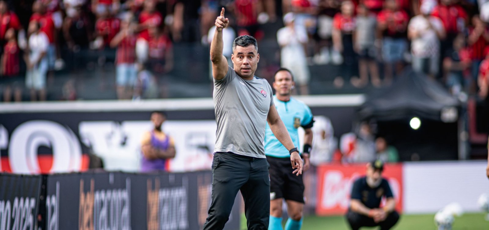 Jair Ventura celebra vitória do Leão e exalta torcida: "Atmosfera maravilhosa"