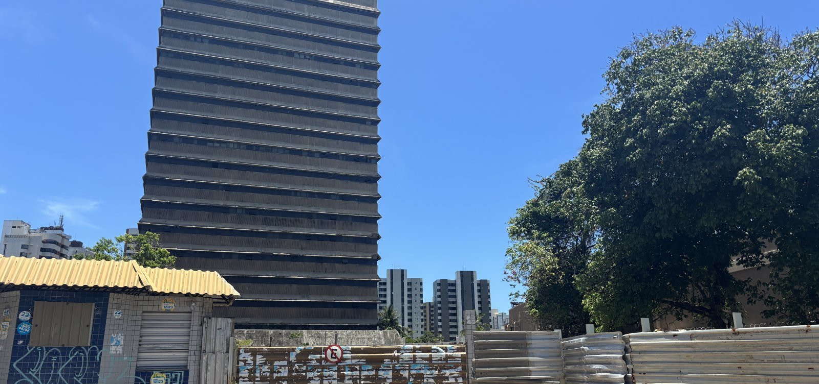 Após furtos, Correios dizem manter vigilância 24h e preparam 19º leilão da sede na Pituba