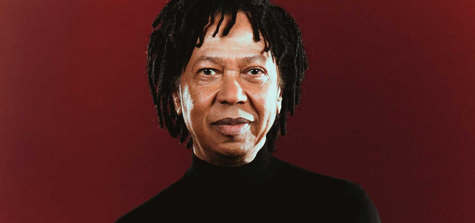 Djavan anuncia show em Salvador durante turnê de comemoração aos 50 anos de carreira