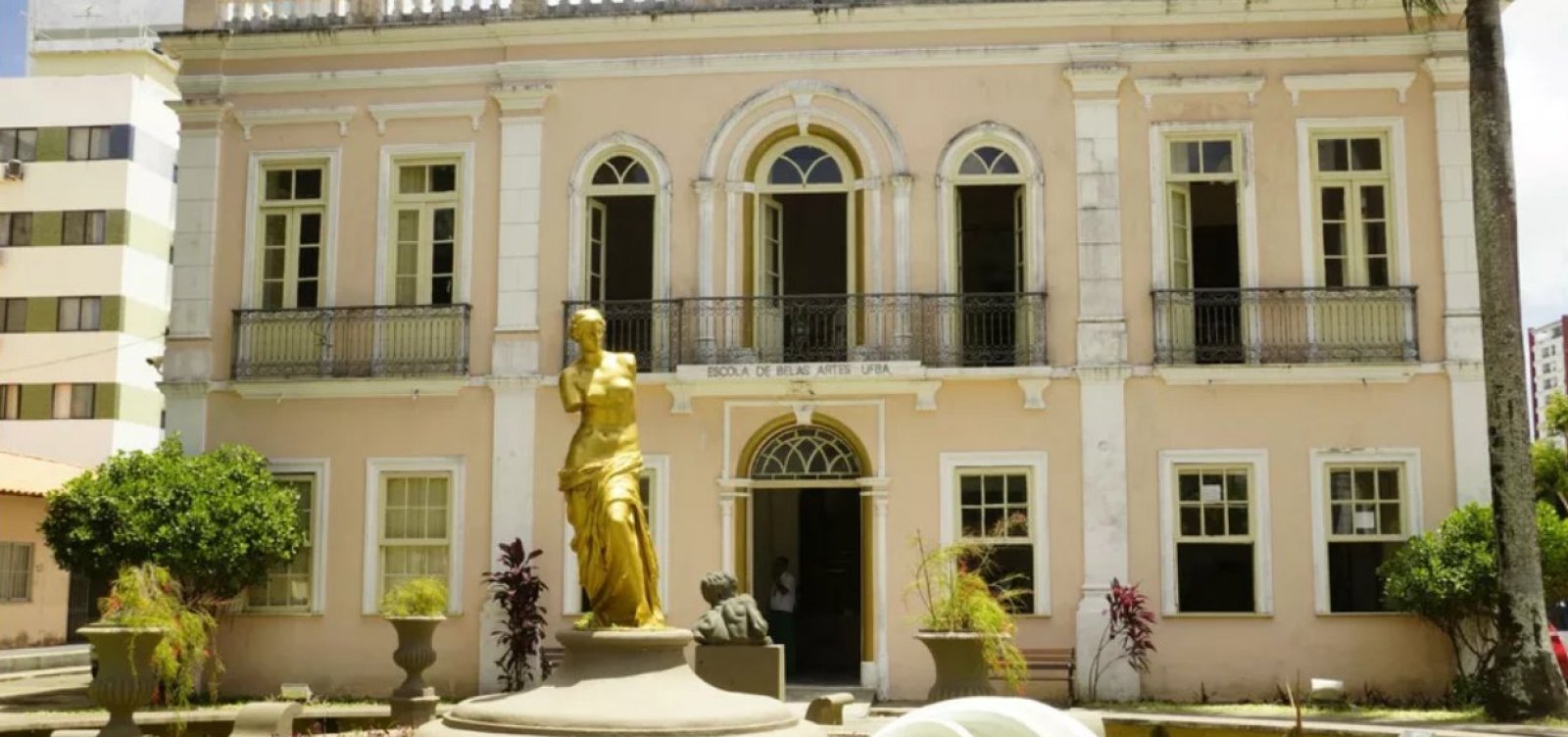 Escola de Belas Artes da UFBA realiza feira “Vendo Meu Peixe” com artistas e expositores em Salvador