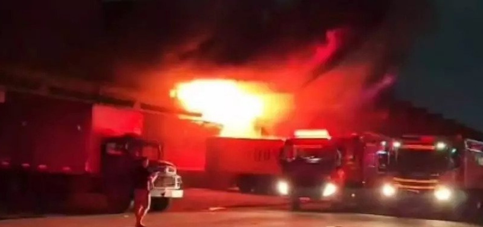 Incêndio de grandes proporções atinge Ceasa no Rio de Janeiro