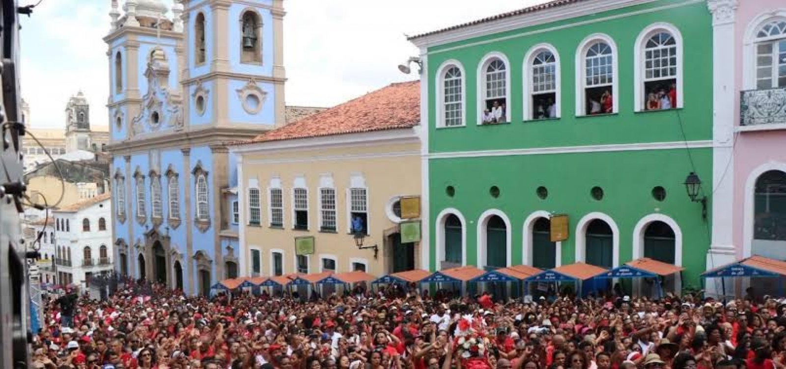 Pelourinho amanhece vermelho para celebrar Santa Bárbara