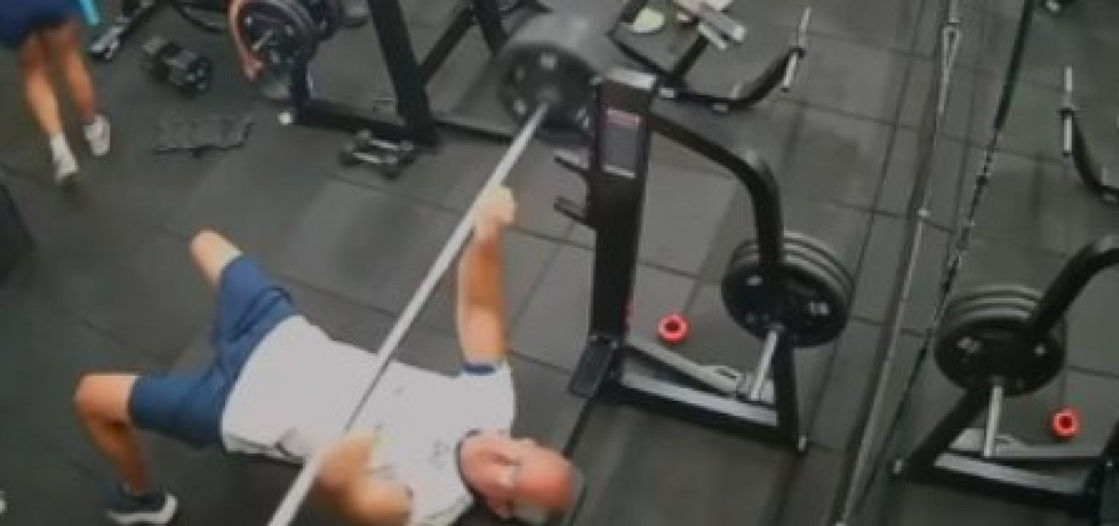 Homem morre após acidente com barra de supino em academia