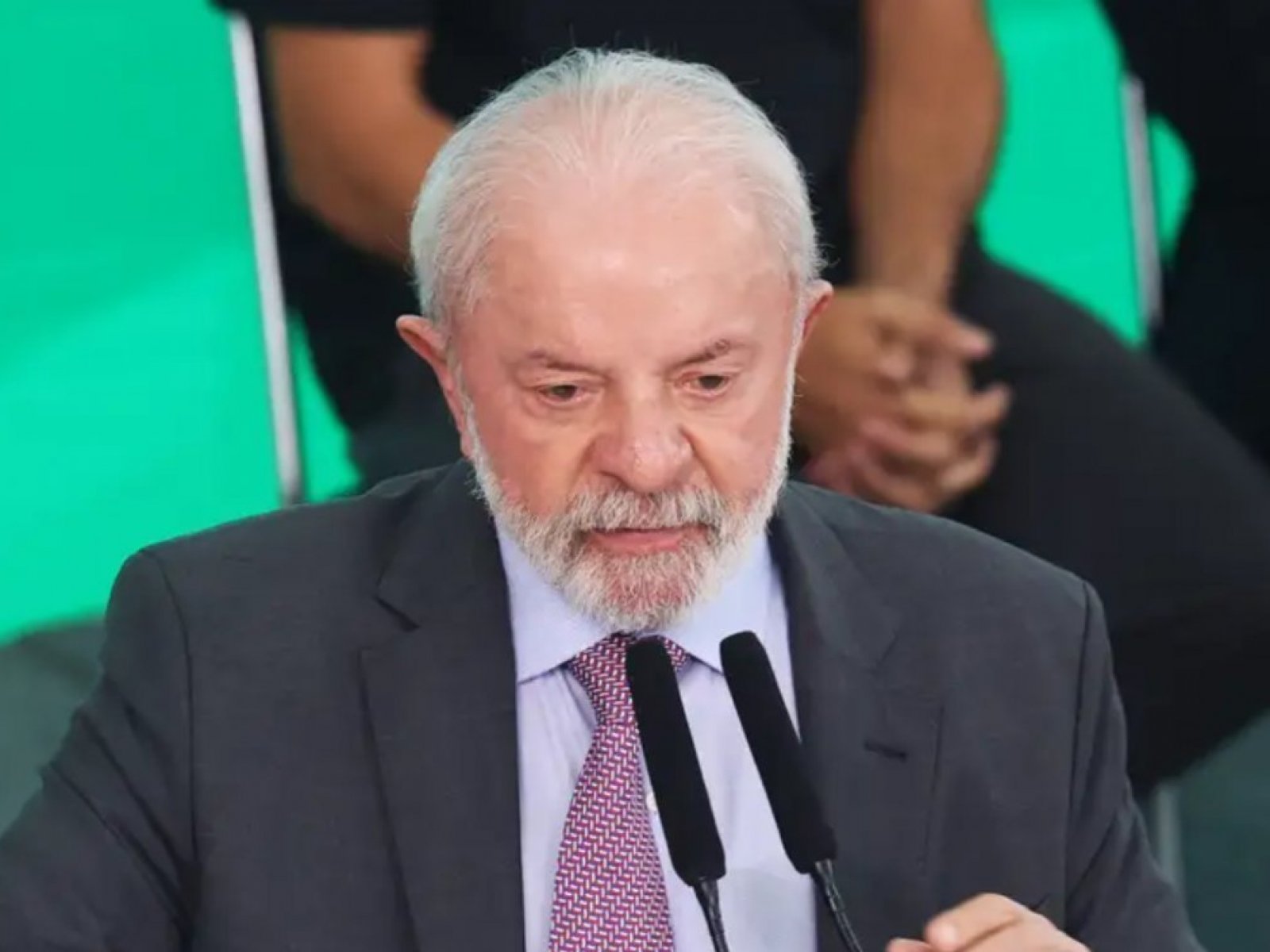 Lula defende fim da escala 6x1 e cobra medidas contra o feminicídio