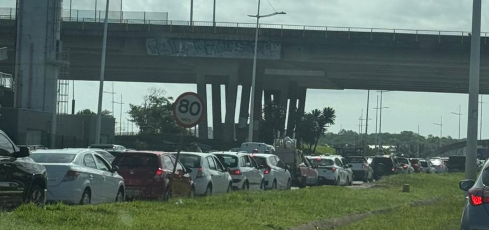 Pane em caminhão interdita Avenida Paralela em Salvador