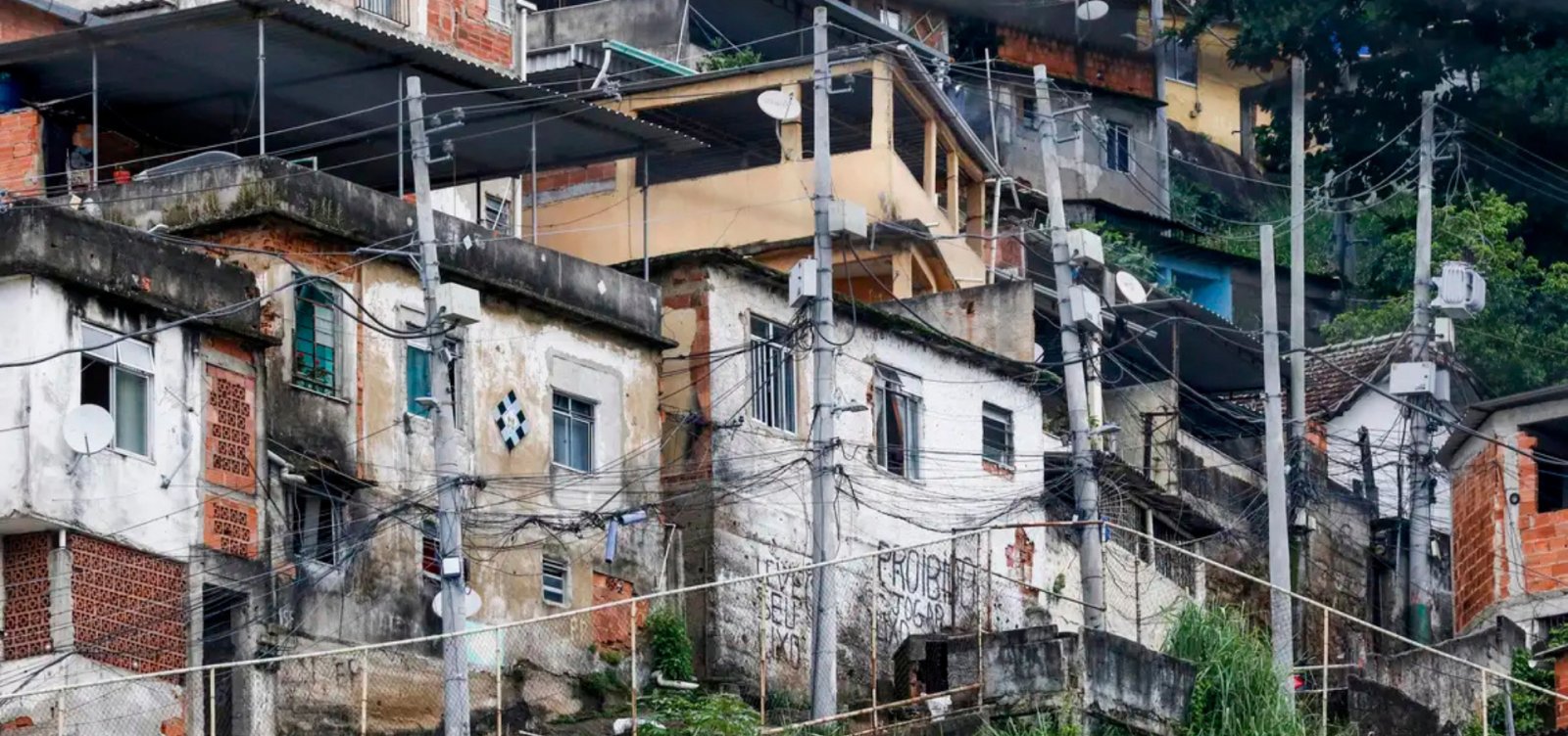 IBGE aponta que 1 em cada 5 moradores de favelas vive em ruas sem acesso a carros