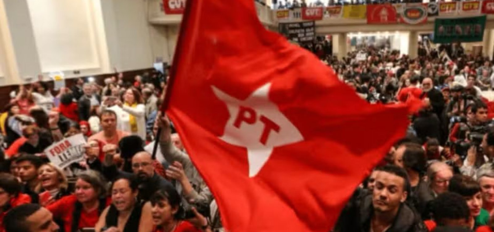 PT propõe entrada do PSOL na Federação Brasil da Esperança